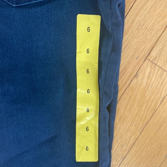 🔴 2 for $25 Gloria Vanderbilt Avery total contour cropped jeans - Picture 5 of 14